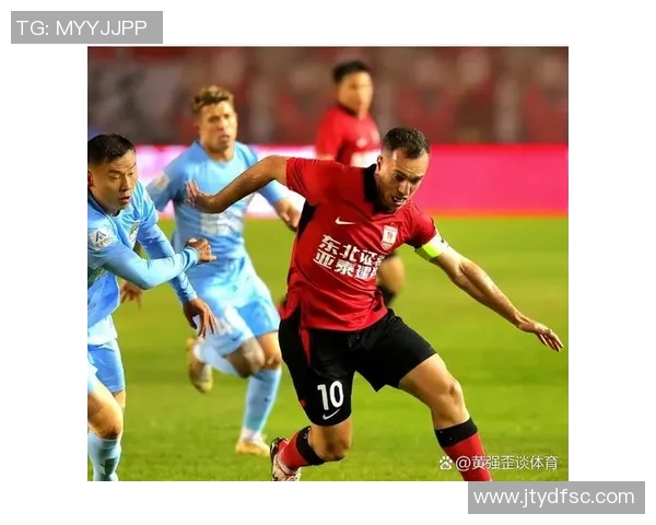 亚泰球迷怒骂“丢人现眼” 20岁U20国脚欲踢水瓶+反击：你下来啊